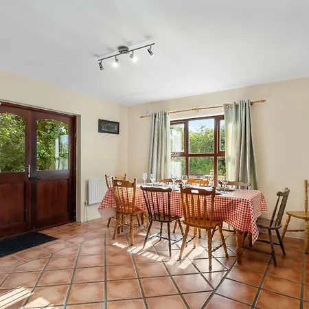 No 1 Heather Hill, بيت للعطل